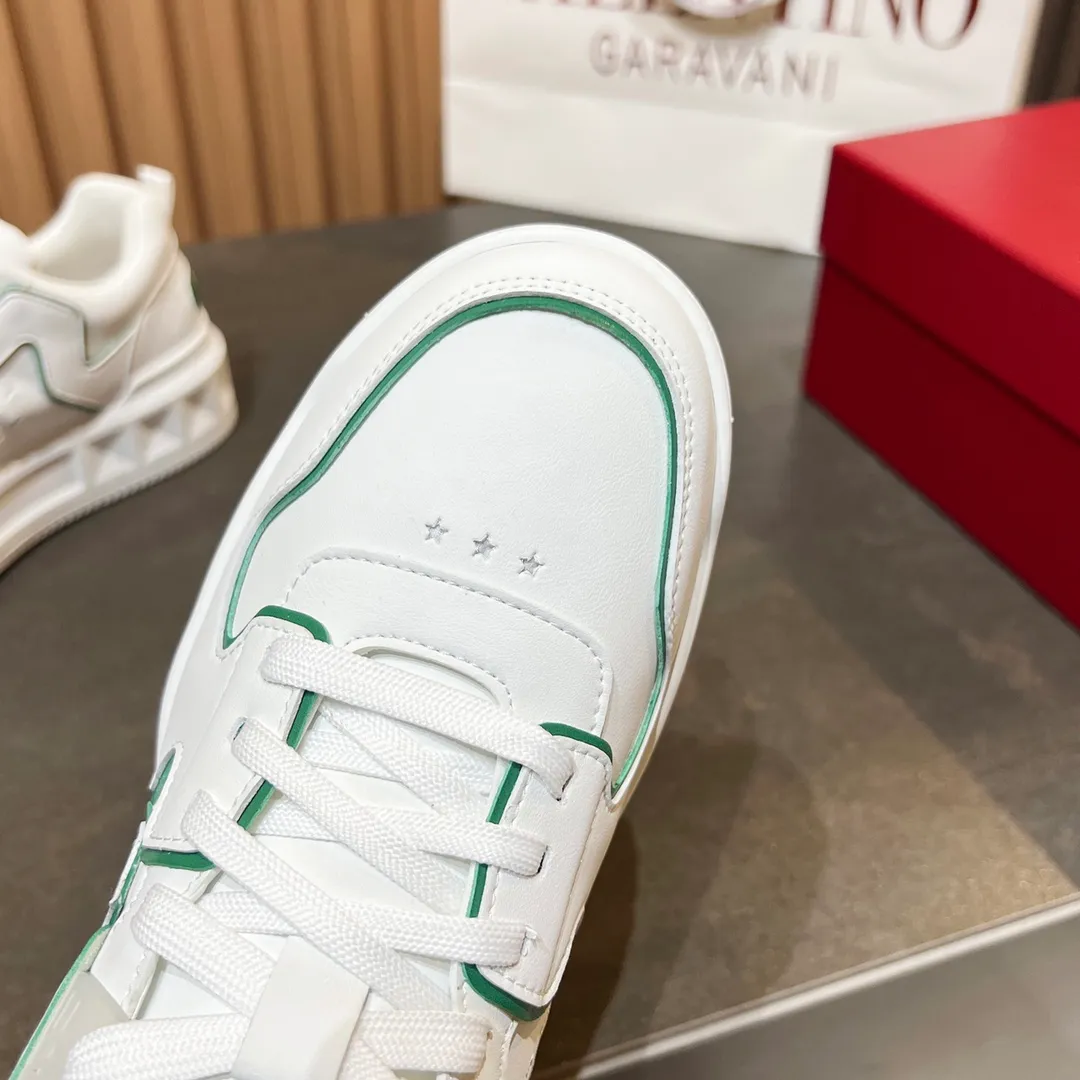 👟👟Ex-factory price 660👟👟 𝑽𝒂𝒍𝒆𝒏𝒕𝒊𝒏𝒐Valentino 𝑶𝒏𝒆𝑺𝒕𝒖𝒅 Couple casual sports shoes series Valentino 2024 new couple sports shoes are on sale. The original ZP was purchased and dismantled. Repeated pattern making and modification. I tried my best to restore it one to one! Top luxury masterpiece Signature five-pointed star design Soft and comfortable genuine leather with contrasting colors brings excellent and elegant texture and excellent on-foot comfort Top purchasing version upper: imported calfskin surface/original oil edge craftsmanship Outsole: original development 𝐓𝐏𝐔 two-color combination outsole Packaging: original configuration complete package Code number: 34-𝟒𝟓